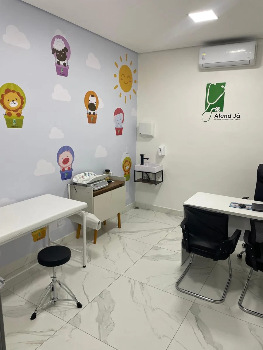Consultório de pediatria da Atend Já em Aparecida de Goiânia — ambiente acolhedor com decoração infantil