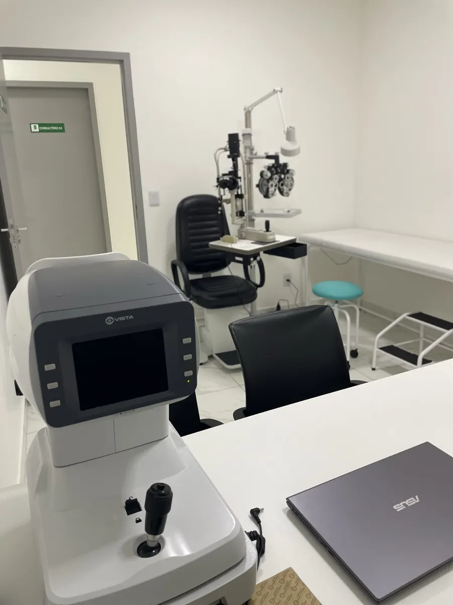 Sala de oftalmologia equipada